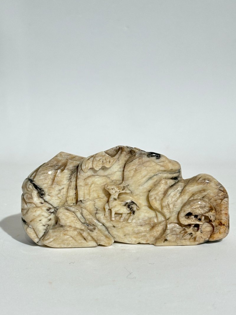 明 灰白玉帶沁⌈六合同春⌋筆擱 及座 | A GREY JADE 'LONGEVITY' BRUSH REST WITH DARK INCLUSION - 图7