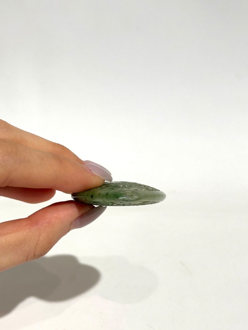 清十九世紀 碧玉鏤雕花卉紋香水瓶 | A RETICULATED SPINACH JADE 'FLORAL' PERFUME BOTTLE - 图2