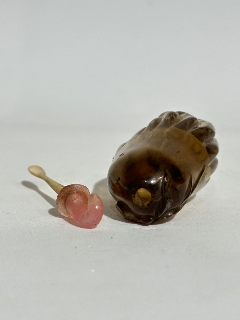 十九/二十世紀 煙晶佛手瓜形鼻煙壺 | A SMOKY QUARTZ 'FINGER CITRON' SNUFF BOTTLE - 图4