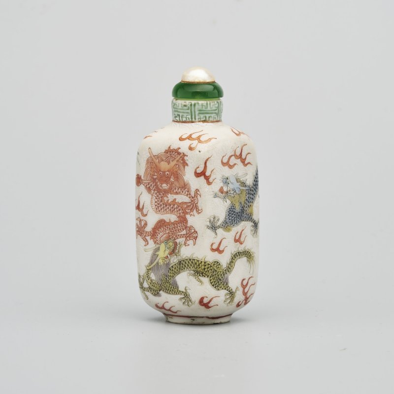 十九世紀 粉彩龍紋鼻煙壺 ⌈乾隆年製⌋青花篆書款 | A FAMILLE ROSE 'DRAGON' SNUFF BOTTLE - 图1