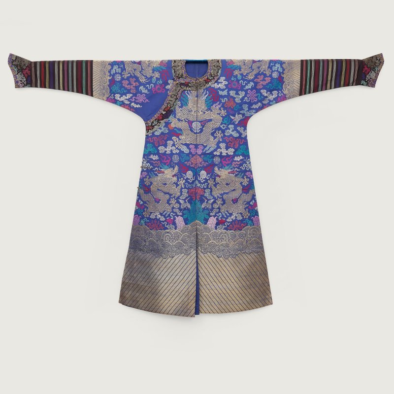 晚清 藍地納金納彩綢龍袍 馬蹄袖内天藍提花龍紋緞 | A BLUE GROUND EMBROIDERED SILK DRAGON ROBE WITH COUNTED STITCHES - 图2