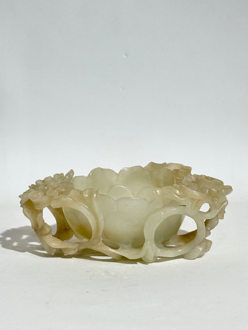 清十八/十九世紀 青白玉玉蘭式洗 及座 | A PALE GREEN JADE 'MAGNOLIA' BRUSH WASHER - 图7