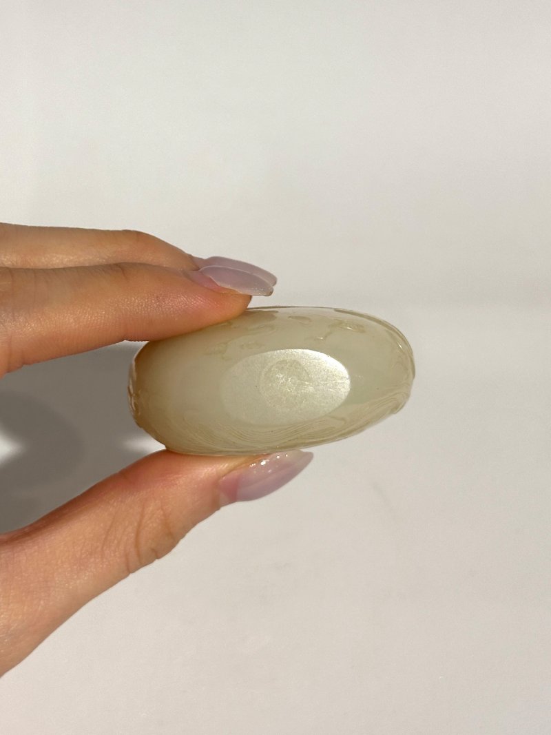 1750-1850 白玉人物紋鼻煙壺、翡翠蓋 | A WHITE JADE 'FIGURE' SNUFF BOTTLE - 图2