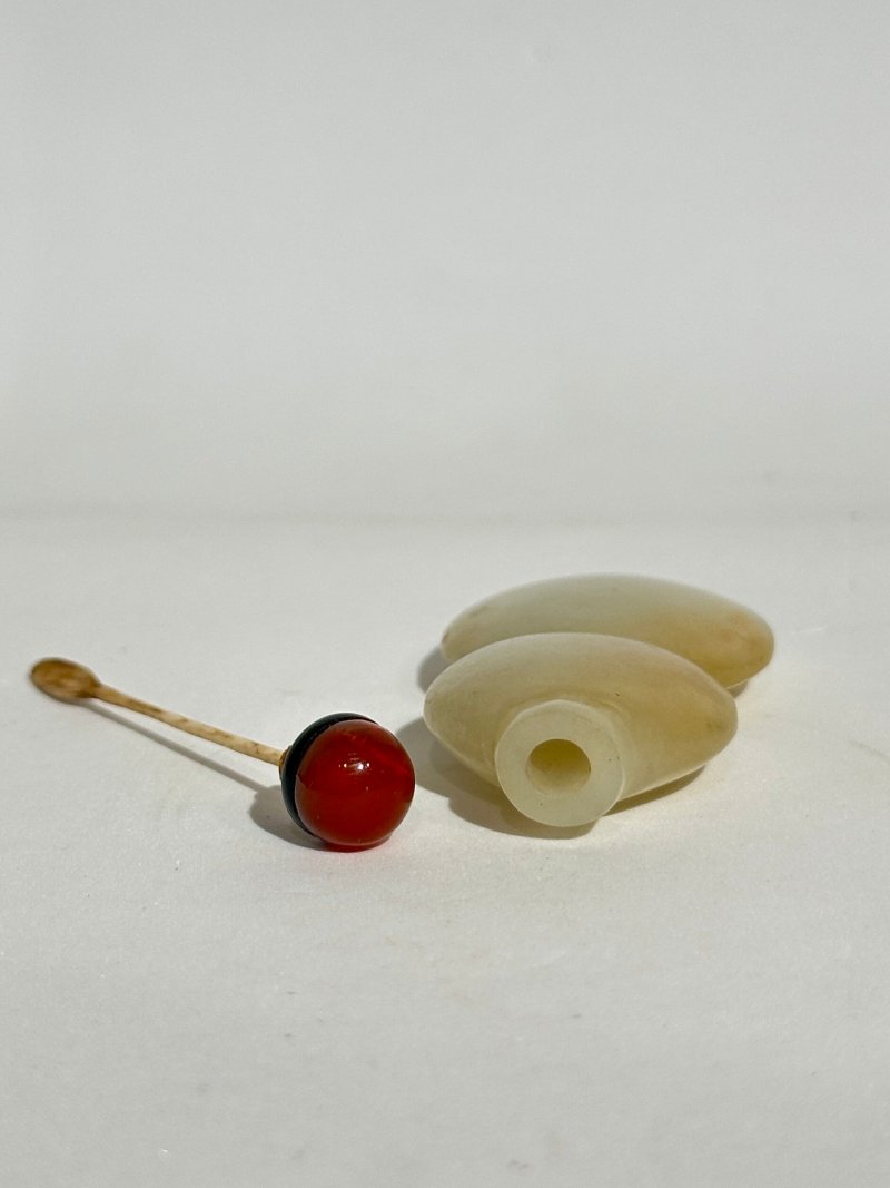 清十九世紀 白玉褐沁葫蘆形鼻煙壺 及座 | A WHITE JADE 'DOUBLE GOURD' SNUFF BOTTLE WITH PALE RUSSET INCLUSIONS - 图4