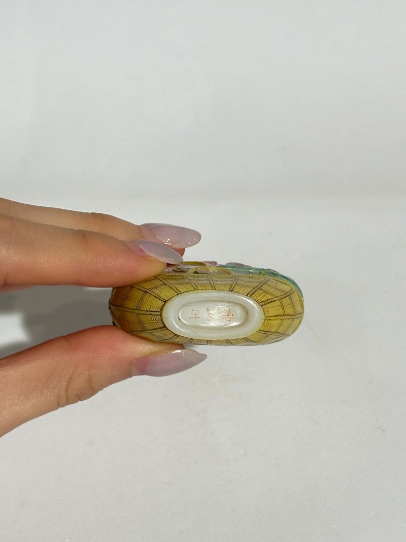 1750-1850 涅白玻璃胎畫琺瑯花籃式鼻煙壺、珊瑚蓋 ⌈古月軒⌋礬紅楷書款 及盒 | AN ENAMELLED GLASS SNUFF BOTTLE - 图2