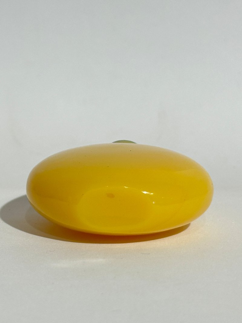 1750-1850 單色黃玻璃鼻煙壺 | AN IMPERIAL-YELLOW GLASS SNUFF BOTTLE - 图5