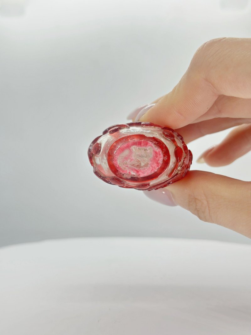 清十九世紀 透明地套紅玻璃金魚紋鼻煙壺、翡翠蓋 | A RED OVERLAY GLASS 'GOLDFISH' SNUFF BOTTLE - 图5