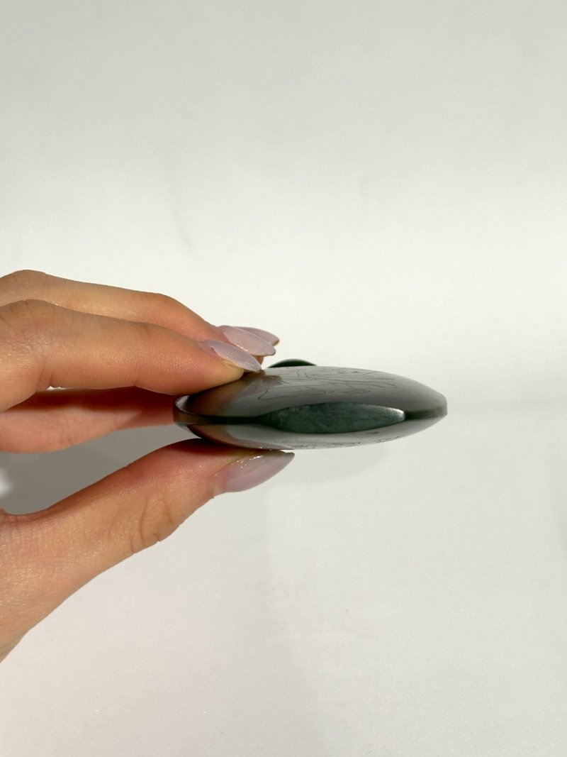 1750至1820（或）宮廷作坊 碧玉填金⌈高士展卷•御製詩⌋桌壺 | AN INSCRIBED AND GILT SPINACH JADE SNUFF BOTTLE FOR A TABLE - 图7