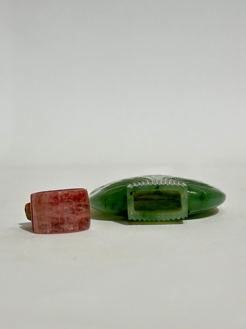 清十九世紀 碧玉鏤雕花卉紋香水瓶 | A RETICULATED SPINACH JADE 'FLORAL' PERFUME BOTTLE - 图4