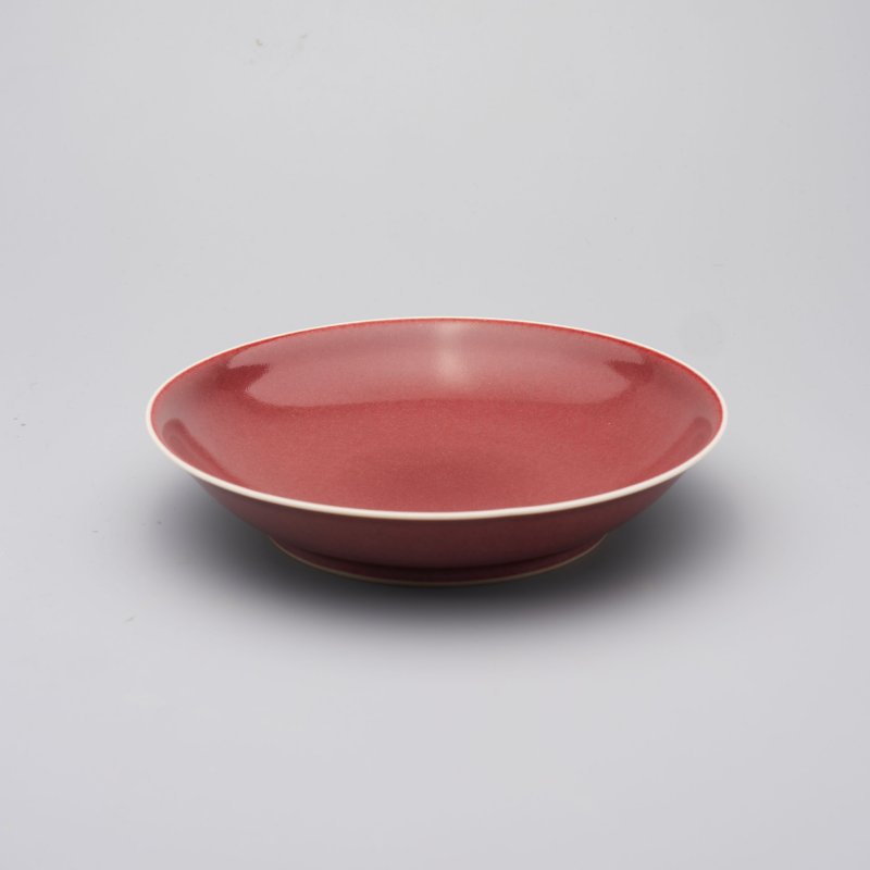 （或）清乾隆 祭紅釉碟 ⌈大清乾隆年製⌋青花篆書款 | A SANG-DE-BOEUF-GLAZED DISH