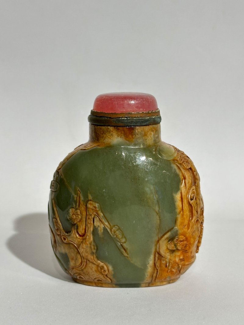 1730-1850 卵石皮浮雕大師流派青玉巧雕⌈松山論道⌋鼻煙壺 | A GREEN AND RUSSET JADE 'LANDSCAPE AND PLUM BLOSSOM' SNUFF BOTTLE - 图9