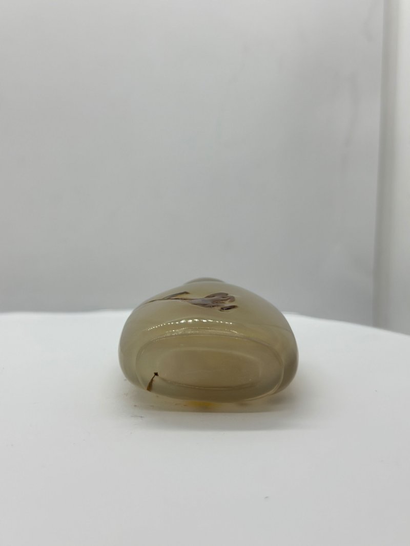 清十八/十九世紀 影瑪瑙⌈靈猴摘桃⌋鼻煙壺、珊瑚蓋 | A CHALCEDONY SHADOW AGATE 'MONKEY AND PEACH' SNUFF BOTTLE - 图3