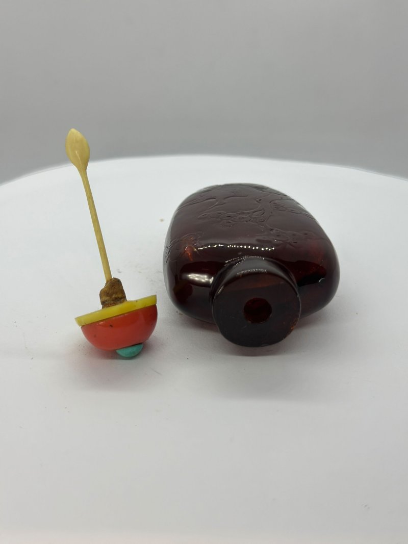 清十九世紀 琥珀⌈松鶴延年⌋鼻煙壺 | AN AMBER 'PINE AND CRANE' SNUFF BOTTLE - 图2