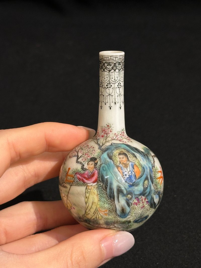 民國 粉彩⌈黛玉葬花⌋小長頸瓶一對 ⌈乾隆年製⌋藍料楷書款 及盒 | A PAIR OF MINIATURE FAMILLE ROSE VASES - 图3