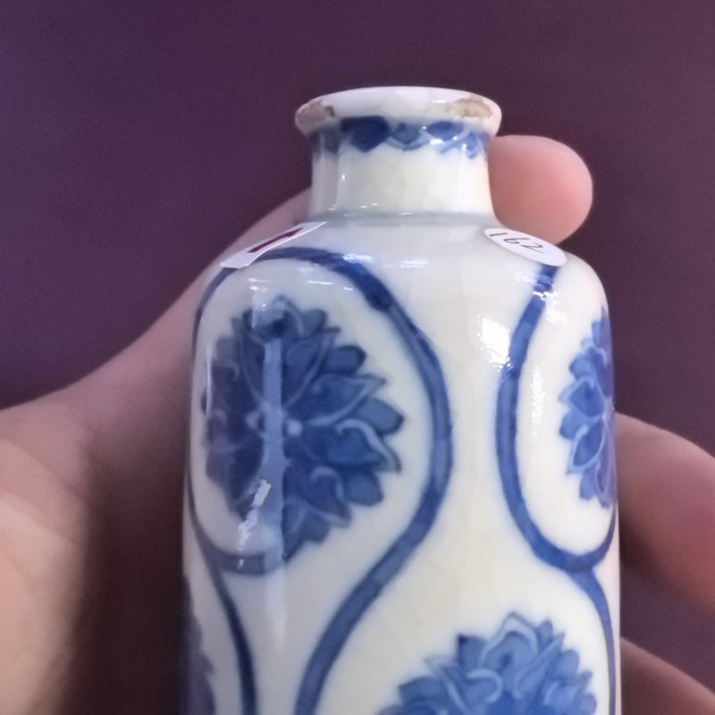 清康熙 浆胎青花缠枝花卉纹鼻烟壶 - 图8