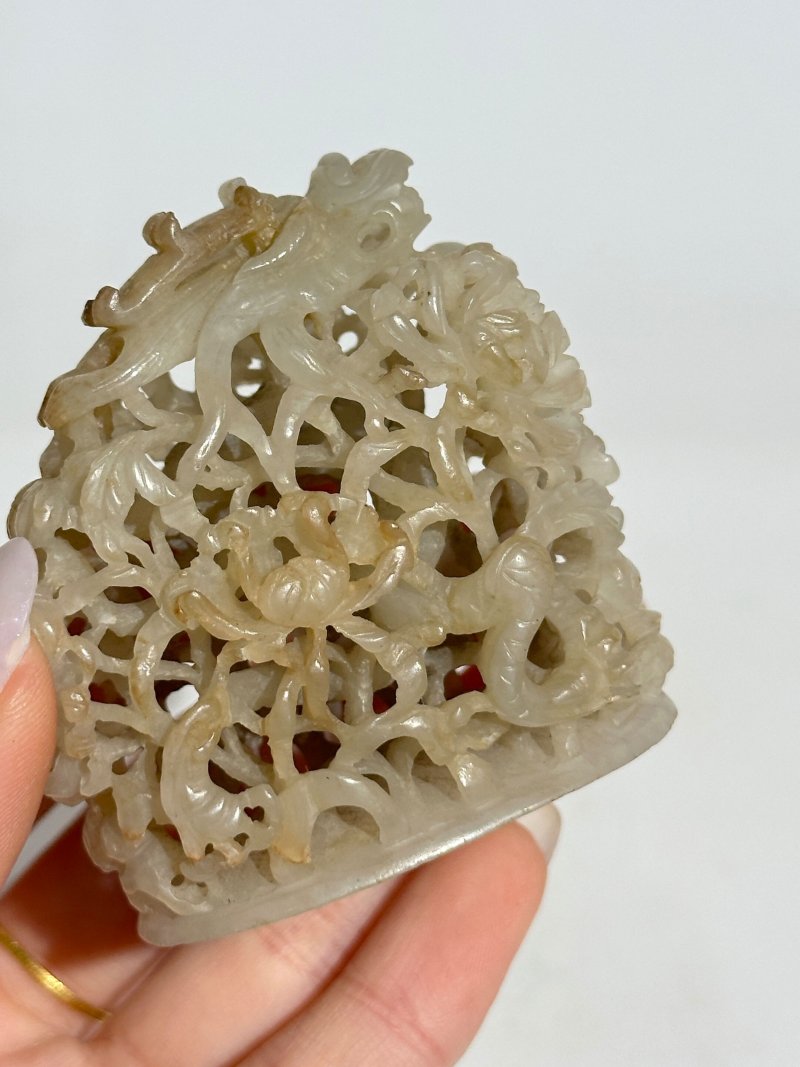 元十三/十四世紀 灰白玉鏤雕穿花龍頂飾 | A GREYISH WHITE JADE 'DRAGON AND CHRYSANTHEMUM' HAT FINIAL - 图3