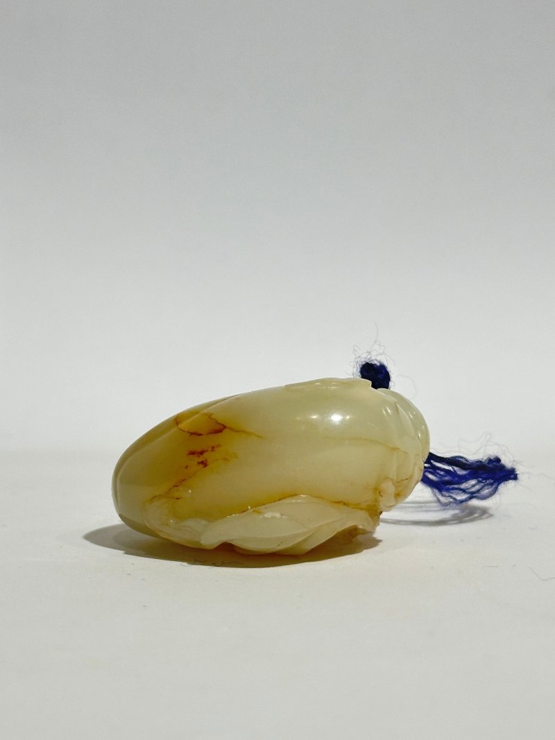 清十九世紀 白玉褐沁⌈福至家業⌋鼻煙壺 | A WHITE JADE 'BAT' SNUFF BOTTLE WITH RUSSET INCLUSION - 图5