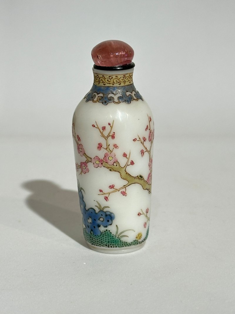 清1767-1799 北京宮廷作坊 涅白玻璃胎畫琺瑯梅花紋鼻煙壺 ⌈古月軒⌋紅料楷書款 及盒 | A FAMILLE ROSE ENAMELLED WHITE GLASS 'PLUM BLOSSOMS' SNUFF BOTTLE - 图9