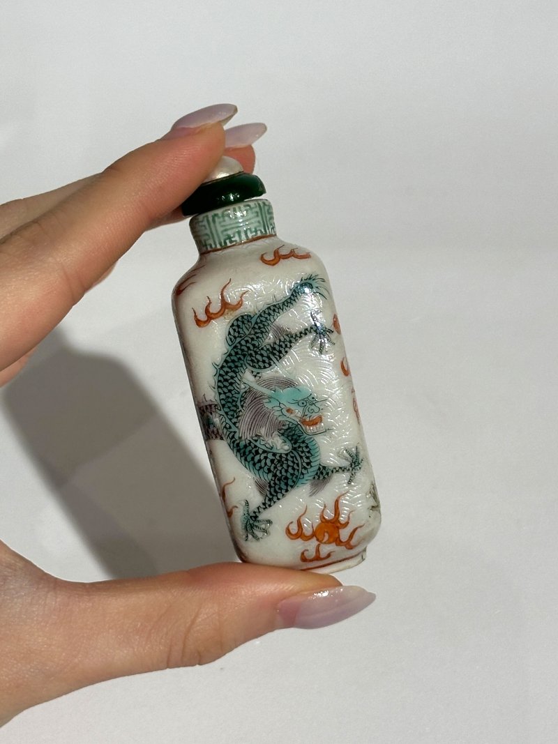 十九世紀 粉彩龍紋鼻煙壺 ⌈乾隆年製⌋青花篆書款 | A FAMILLE ROSE 'DRAGON' SNUFF BOTTLE - 图3