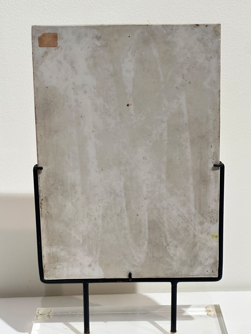 清十九世紀 檸檬黃釉澀胎⌈山水⌋插屏 及座 | A LIME YELLOW-GLAZED BISCUIT PORCELAIN 'LANDSCAPE' PLAQUE - 图4