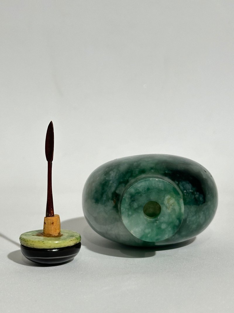 1780-1850 翡翠光素鼻煙壺 | A MOTTLED-GREEN JADEITE SNUFF BOTTLE - 图4