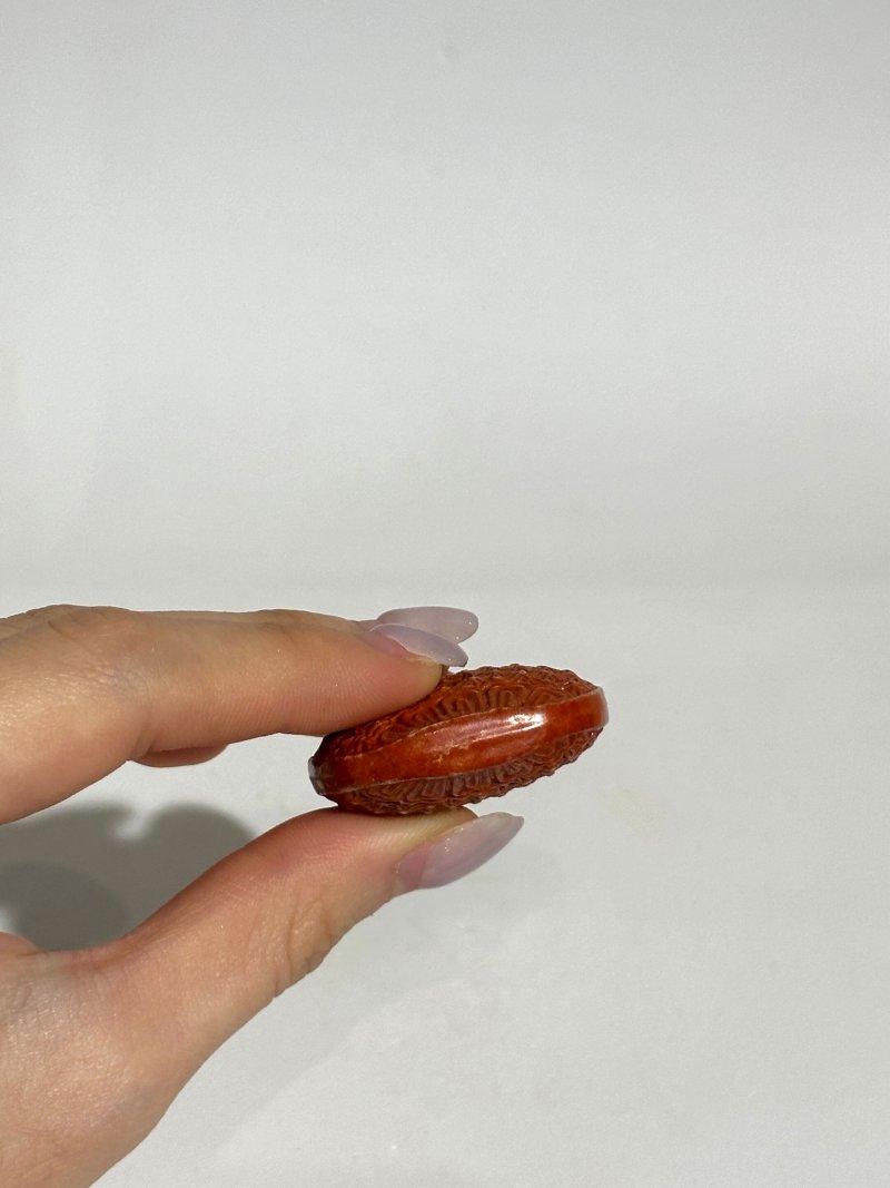 清中期 礬紅彩仿漆模印扁匏形鼻煙壺 | A MOULDED IRON-RED-GLAZED 'GOURD' SNUFF BOTTLE IMITATING LACQUER - 图2