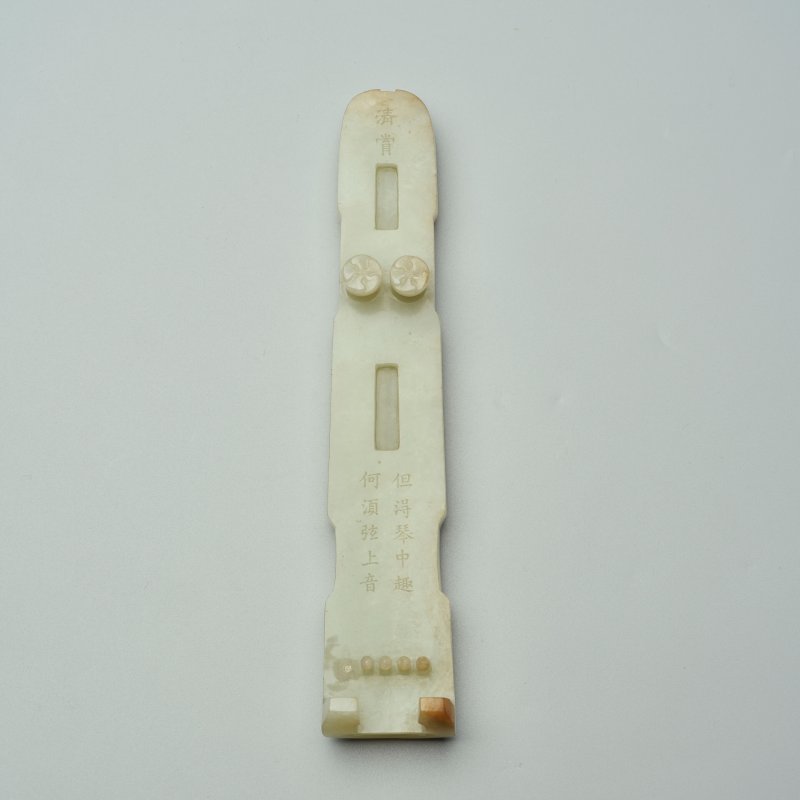 清十八世紀 青白玉雕梅花紋琴式擺件 及錦盒 | A PALE GREEN JADE 'PLUM BLOSSOM' CARVING IN THE SHAPE OF A ZITHER, GUQIN - 图6