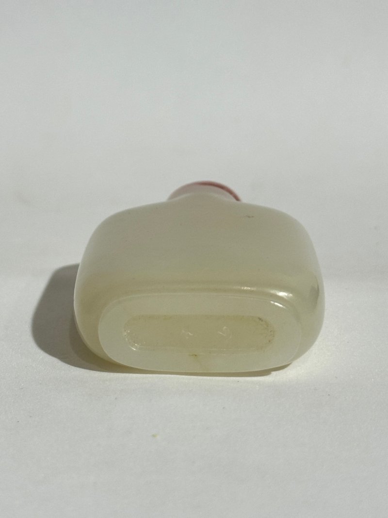 清十八世紀 白玉光素鼻煙壺 | A WHITE JADE SNUFF BOTTLE - 图6