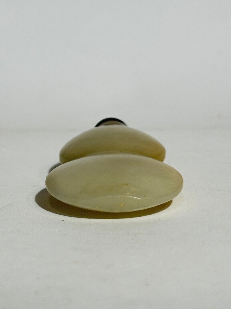 清十九世紀 白玉褐沁葫蘆形鼻煙壺 及座 | A WHITE JADE 'DOUBLE GOURD' SNUFF BOTTLE WITH PALE RUSSET INCLUSIONS - 图5
