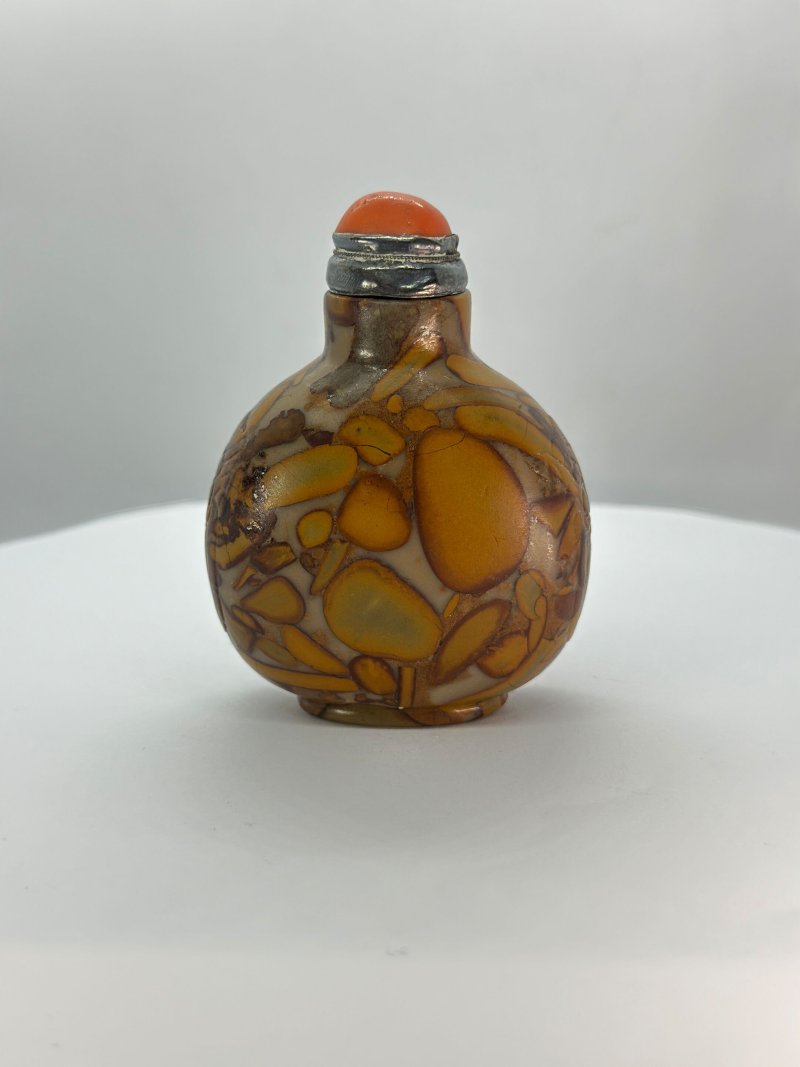 清十八/十九世紀 抱子石素面鼻煙壺、珊瑚蓋 | A PUDDINGSTONE SNUFF BOTTLE - 图6