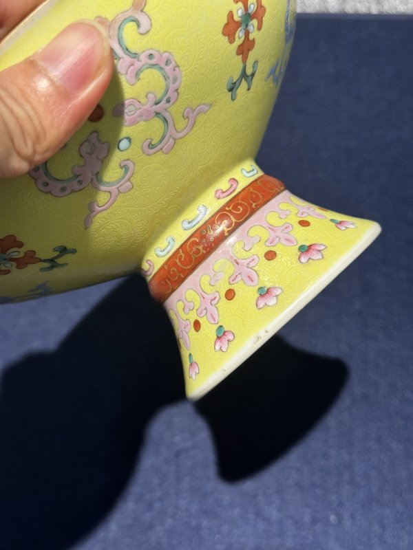 清乾隆 柠檬黄地轧道夔龙纹五蝠捧寿高足盘 - 图13