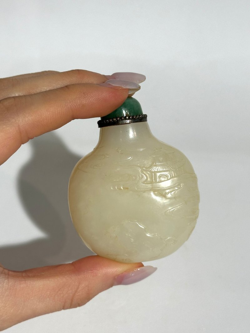 1750-1850 白玉人物紋鼻煙壺、翡翠蓋 | A WHITE JADE 'FIGURE' SNUFF BOTTLE - 图3