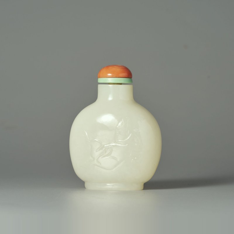 清十九世紀 白玉帶皮巧雕⌈一馬當先⌋鼻煙壺、珊瑚蓋 | A WHITE AND RUSSET JADE 'HORSE AND SEA LANDSCAPE' SNUFF BOTTLE - 图11