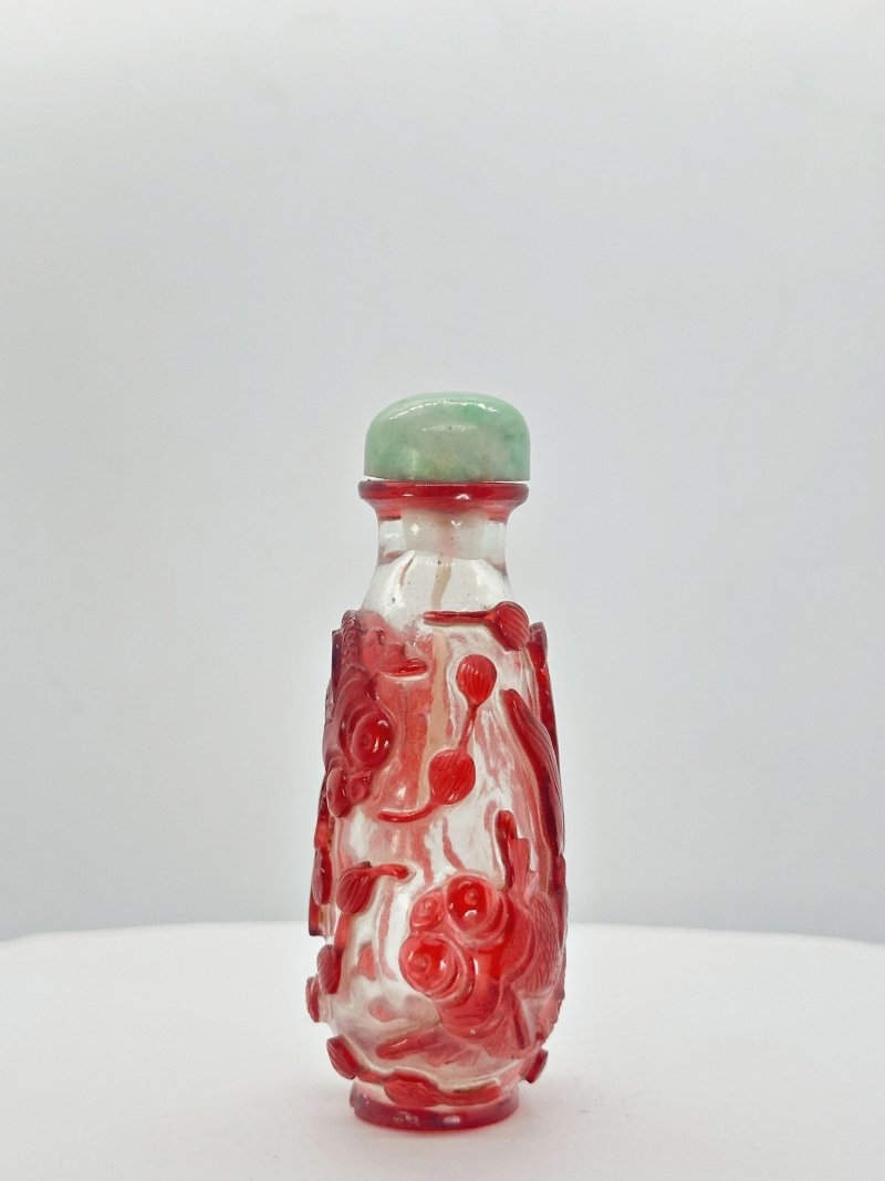 清十九世紀 透明地套紅玻璃金魚紋鼻煙壺、翡翠蓋 | A RED OVERLAY GLASS 'GOLDFISH' SNUFF BOTTLE - 图6