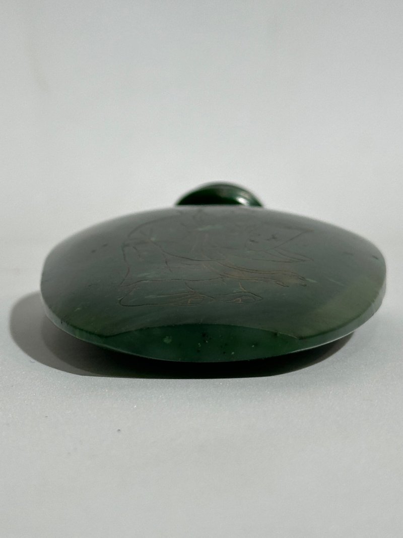 1750至1820（或）宮廷作坊 碧玉填金⌈高士展卷•御製詩⌋桌壺 | AN INSCRIBED AND GILT SPINACH JADE SNUFF BOTTLE FOR A TABLE - 图8