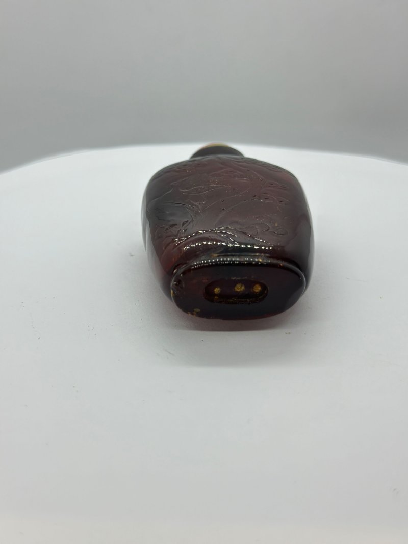清十九世紀 琥珀⌈松鶴延年⌋鼻煙壺 | AN AMBER 'PINE AND CRANE' SNUFF BOTTLE - 图3