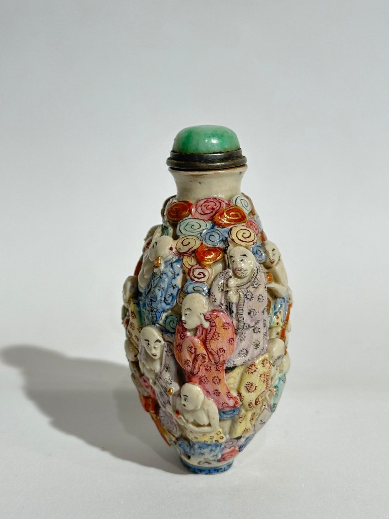 1750-1850 粉彩模印⌈十八羅漢⌋鼻煙壺、翡翠蓋 ⌈乾隆年製⌋礬紅篆書款 | A MOULDED FAMILLE ROSE 'EIGHTEEN LUOHAN' SNUFF BOTTLE - 图6