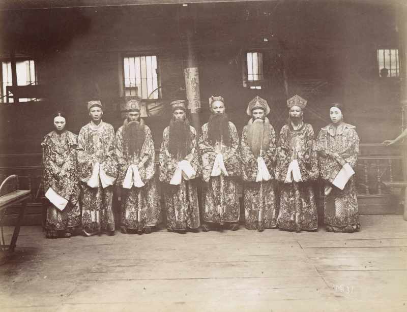 1870年代 八人戏装合影