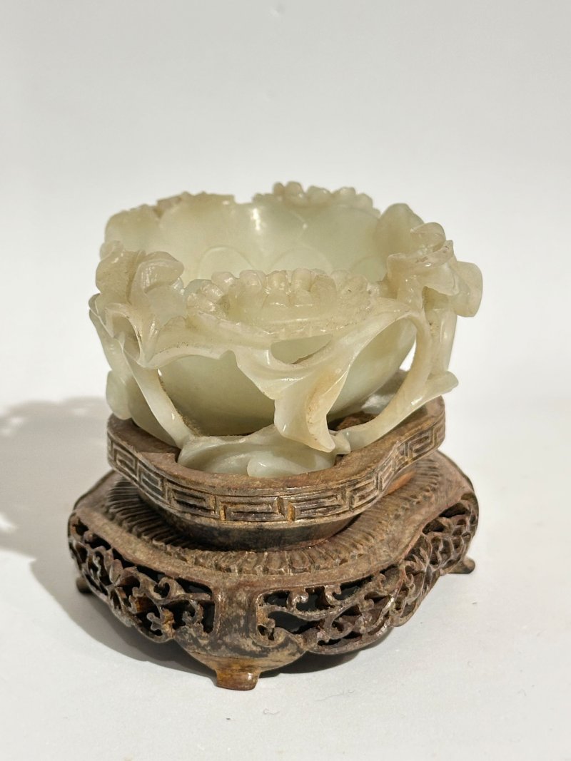 清十八/十九世紀 青白玉玉蘭式洗 及座 | A PALE GREEN JADE 'MAGNOLIA' BRUSH WASHER - 图8