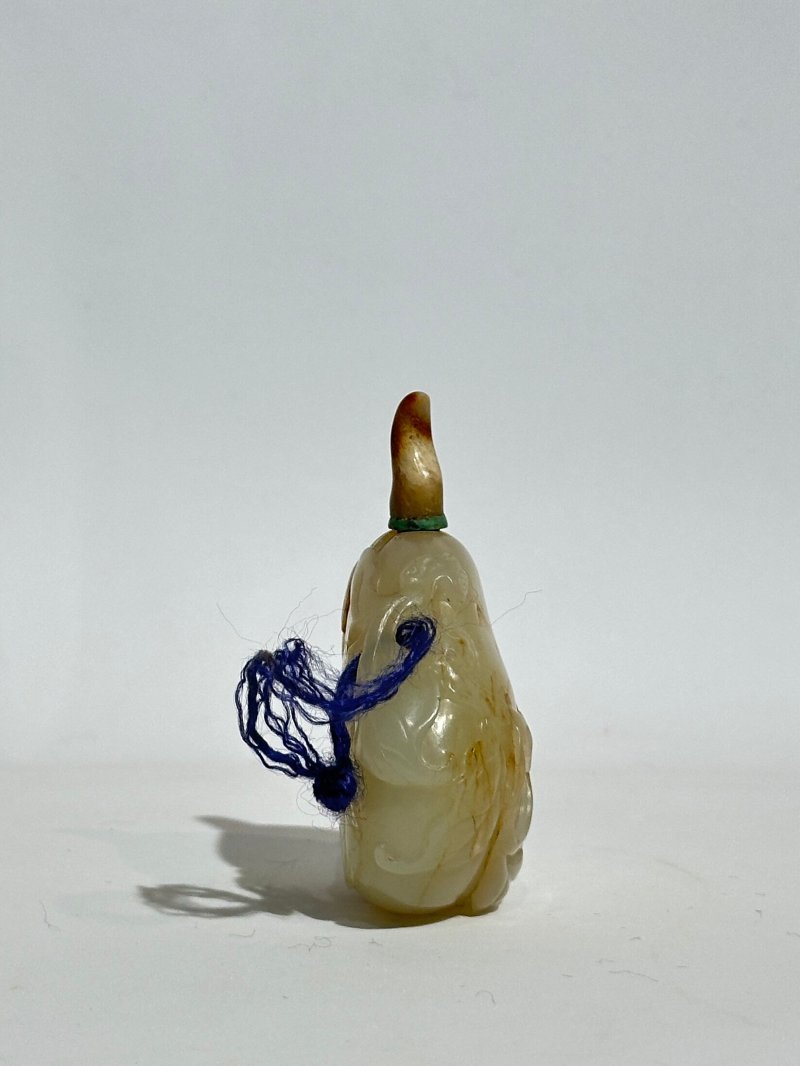 清十九世紀 白玉褐沁⌈福至家業⌋鼻煙壺 | A WHITE JADE 'BAT' SNUFF BOTTLE WITH RUSSET INCLUSION - 图6