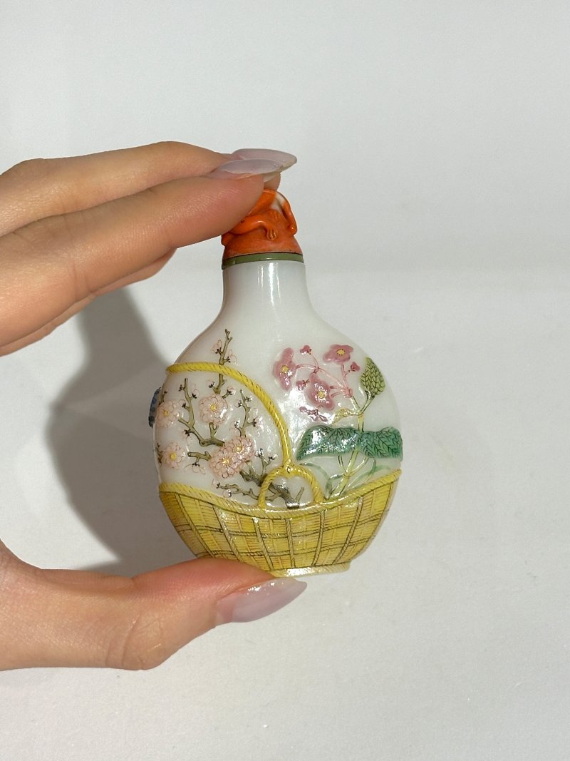 1750-1850 涅白玻璃胎畫琺瑯花籃式鼻煙壺、珊瑚蓋 ⌈古月軒⌋礬紅楷書款 及盒 | AN ENAMELLED GLASS SNUFF BOTTLE - 图3