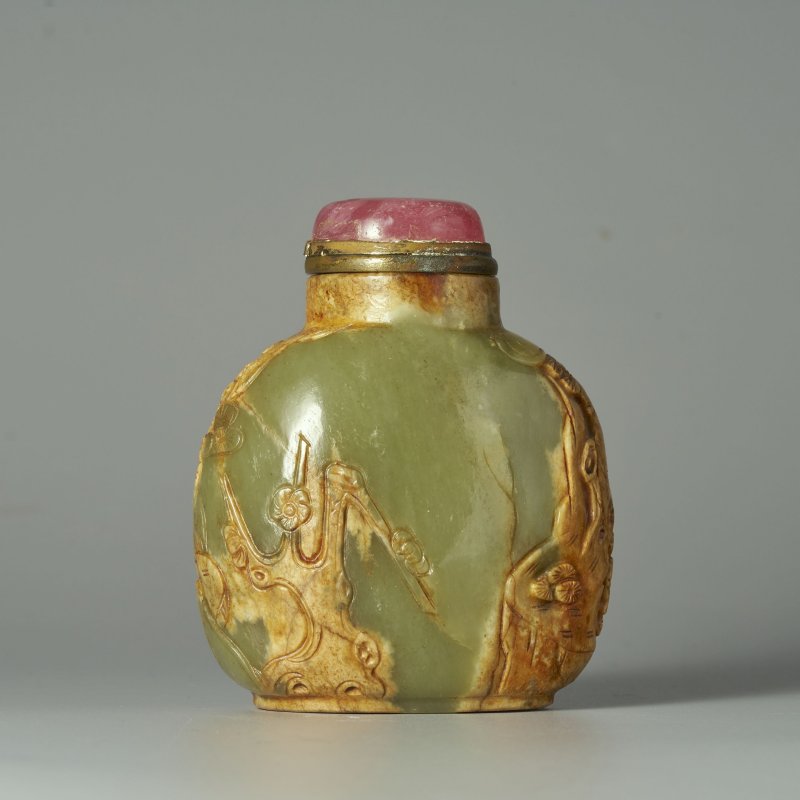 1730-1850 卵石皮浮雕大師流派青玉巧雕⌈松山論道⌋鼻煙壺 | A GREEN AND RUSSET JADE 'LANDSCAPE AND PLUM BLOSSOM' SNUFF BOTTLE - 图10