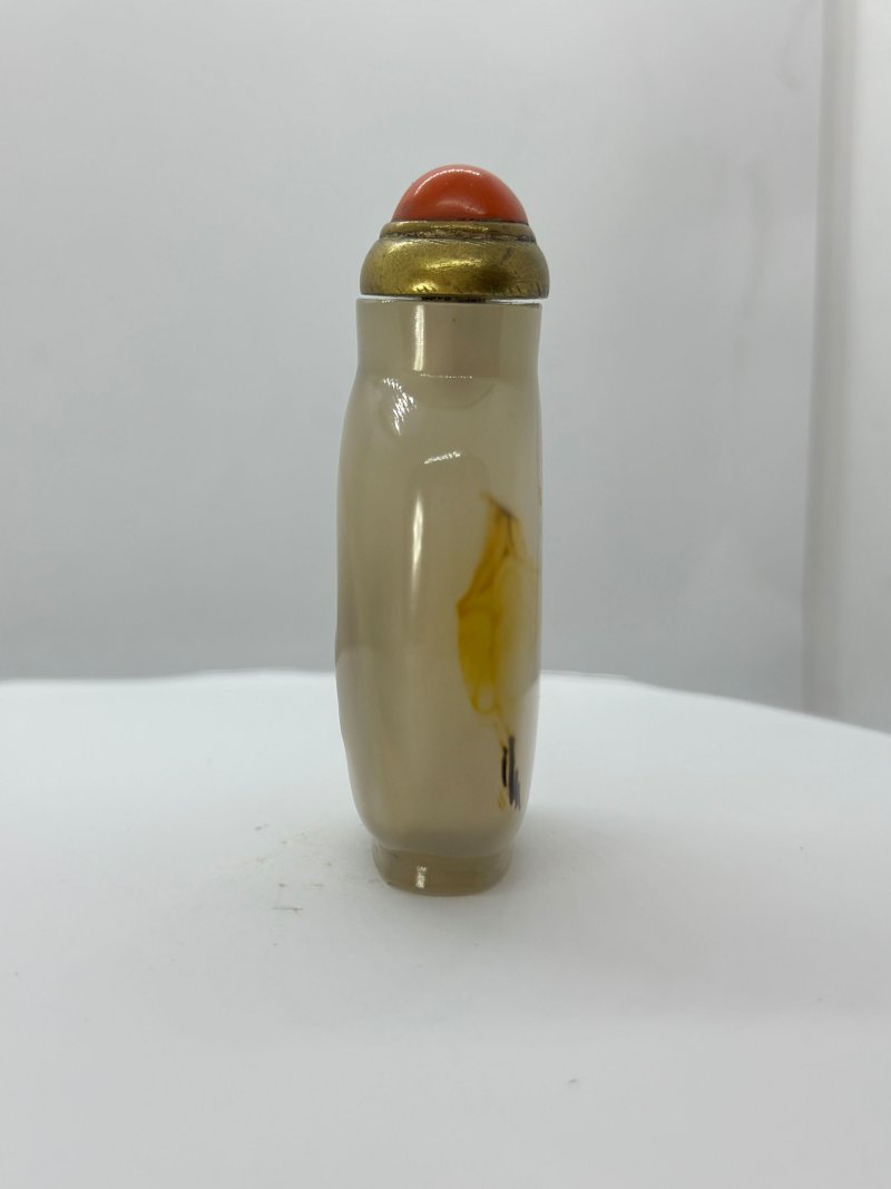清十八/十九世紀 影瑪瑙⌈靈猴摘桃⌋鼻煙壺、珊瑚蓋 | A CHALCEDONY SHADOW AGATE 'MONKEY AND PEACH' SNUFF BOTTLE - 图4