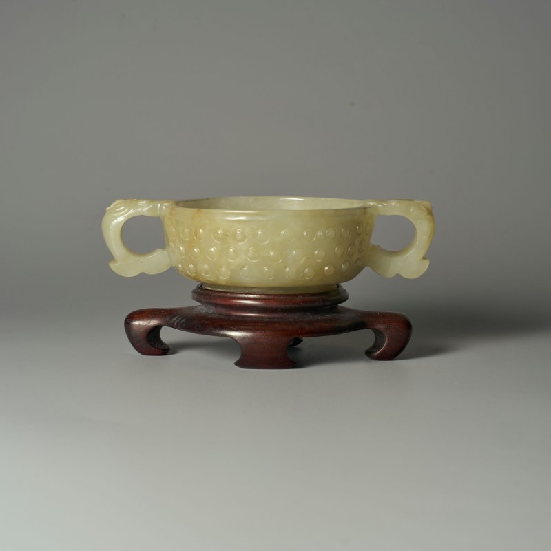 清 青白玉乳釘紋雙耳盃 及座 | A PALE GREEN JADE ARCHAISTIC TWO-HANDLED CUP - 图1