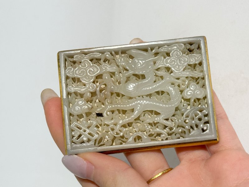 明十五世紀 青白玉鏤雕雲龍紋帶板 及座 | A GREENISH WHITE JADE 'DRAGON' BELT PLAQUE - 图4