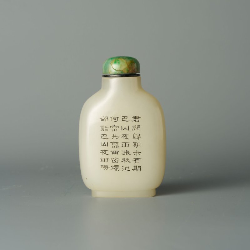1750-1850 白玉填黑彩蘭紋詩文鼻煙壺、翡翠蓋 | A WHITE JADE 'ORCHID' SNUFF BOTTLE - 图13
