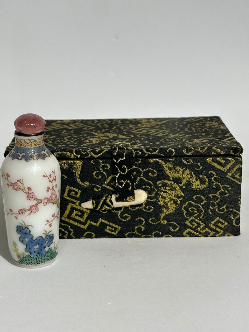 清1767-1799 北京宮廷作坊 涅白玻璃胎畫琺瑯梅花紋鼻煙壺 ⌈古月軒⌋紅料楷書款 及盒 | A FAMILLE ROSE ENAMELLED WHITE GLASS 'PLUM BLOSSOMS' SNUFF BOTTLE - 图10