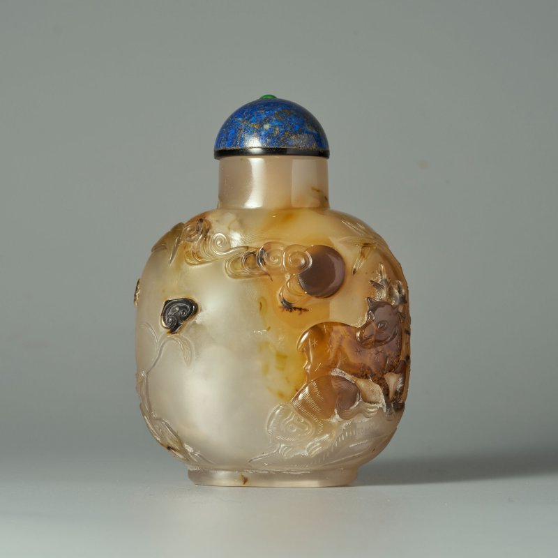1750-1850 史蒂文斯鹿大師流派影瑪瑙⌈封侯得祿⌋鼻煙壺 | A SHADOW AGATE 'MONKEY AND DEER' SNUFF BOTTLE - 图1