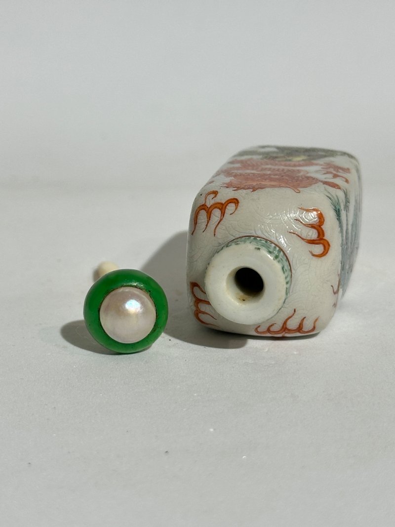 十九世紀 粉彩龍紋鼻煙壺 ⌈乾隆年製⌋青花篆書款 | A FAMILLE ROSE 'DRAGON' SNUFF BOTTLE - 图4