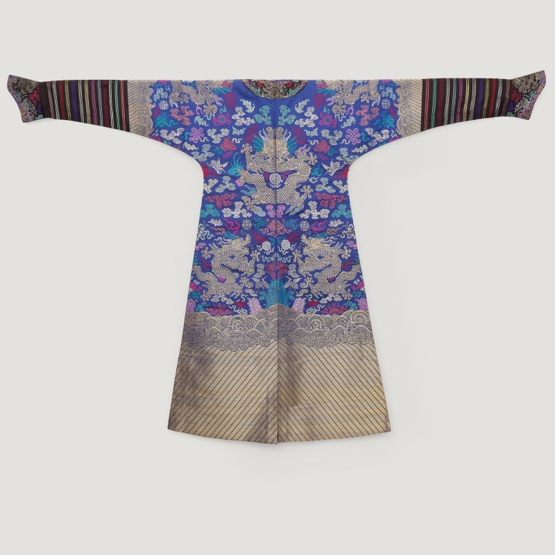 晚清 藍地納金納彩綢龍袍 馬蹄袖内天藍提花龍紋緞 | A BLUE GROUND EMBROIDERED SILK DRAGON ROBE WITH COUNTED STITCHES - 图3